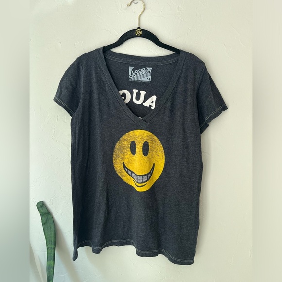 😀LOCAL CELEBRITY LAUGH MORE IT’S GOOD FOR YOU SMILEY T SHIRT M - Picture 1 of 2